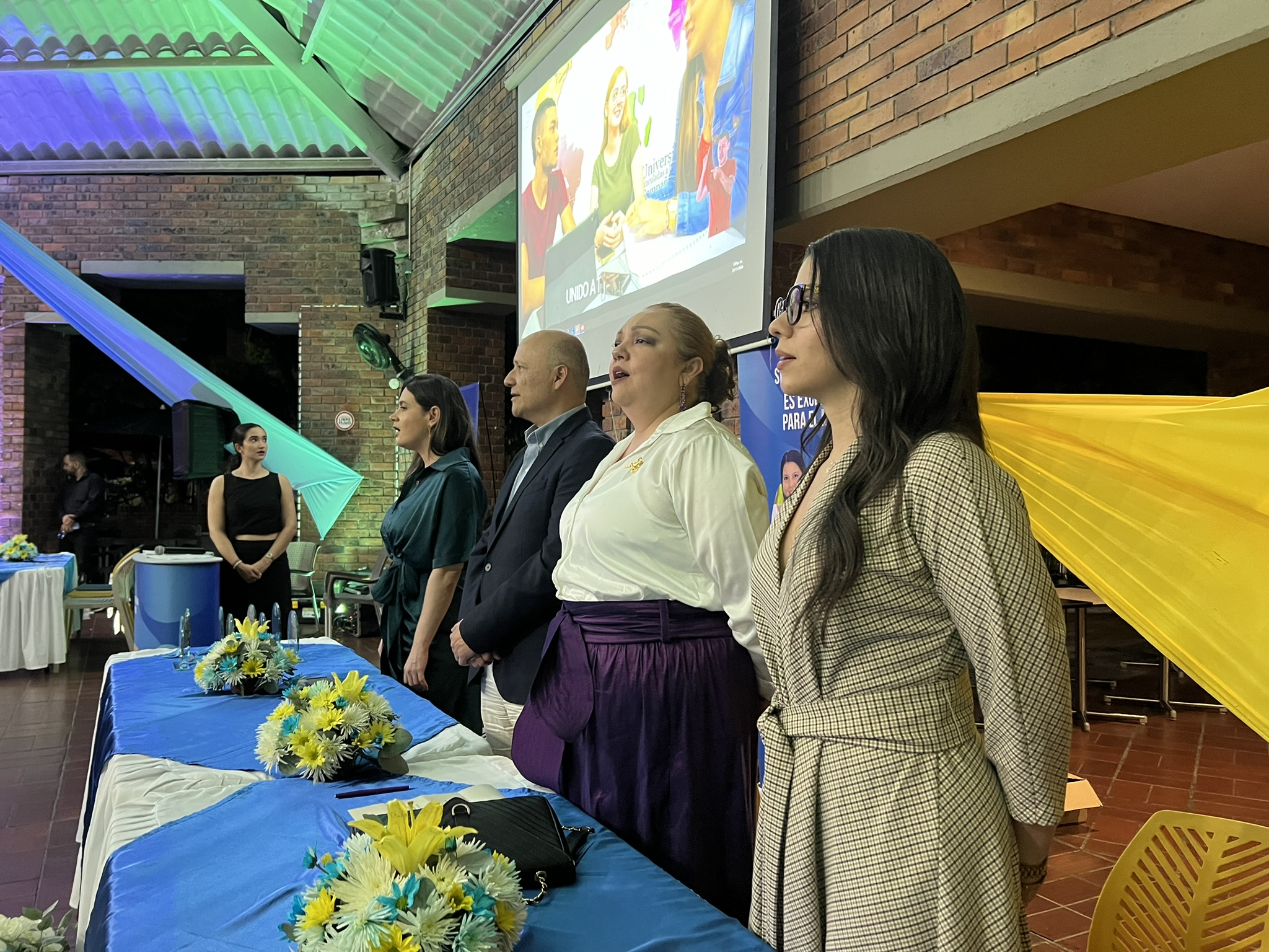 El encuentro inició con una emotiva eucaristía de bienvenida a cargo del padre Carlos Alberto Romero, S.J. destacando el sello diferenciador de los egresados javerianos y su forma de relacionarse con las personas, desde el ser.&nbsp; 