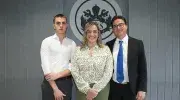 Foto oficial del acto de posesión: en el centro María Consuelo Giraldo Mesa, directora del Departamento de Creación, a los lados su esposo e hijo. 