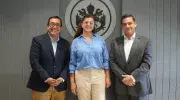 Foto oficial del acto de posesión: de izquierda a derecha, Camilo Rocha Niño, vicerrector académico; Diana Milena Aristizábal Aristizábal, directora del Programa de Mercadeo; y Pablo Rubén Vernaza, secretario general de la Seccional. 