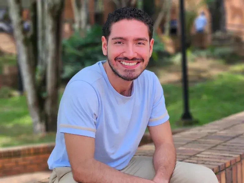 Hombre sonriendo