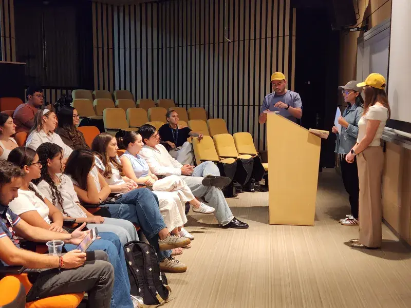 Proyecto de Mercadeo llevó a estudiantes javerianos a Bogotá para conocer a Levapan, empresa líder de la panificación en Colombia 