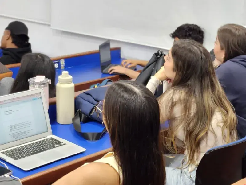 Clase espejo: una experiencia que conecta teoría y realidad logística 