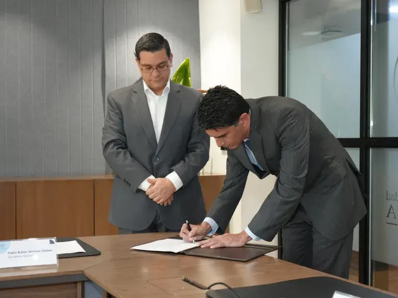 Juan Fernando Garrido Navia, director de la Especialización y Maestría en Finanzas realizando la firma del acta de su posesión, a su izquierda Pablo Rubén Vernaza Gómez, secretario general de la Seccional. 