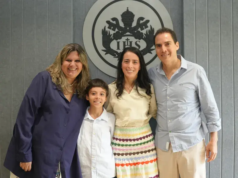 Foto oficial del acto de posesión: de izquierda a derecha, María Claudia Villegas, decana Facultad de Creación y Hábitat; hijo de la posesionada; Sasha Vanessa Londoño Venegas, directora del Programa de Arquitectura; esposo de la posesionada. 