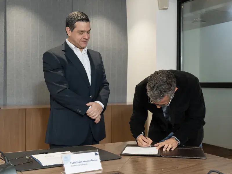 Luis Eduardo Tobón Llano, director del Doctorado en Ingeniería y Ciencias Aplicadas realizando la firma del acta de su posesión, a su izquierda Pablo Rubén Vernaza Gómez, secretario general de la Seccional. 
