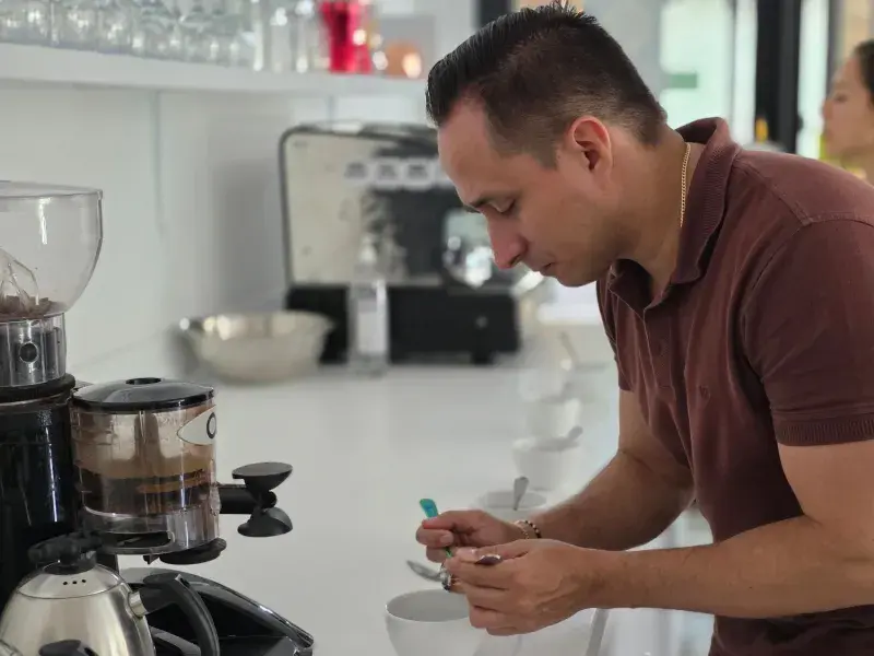 Caficultores fortalecen sus competencias técnicas con la Credencial en Café de la Javeriana Cali 