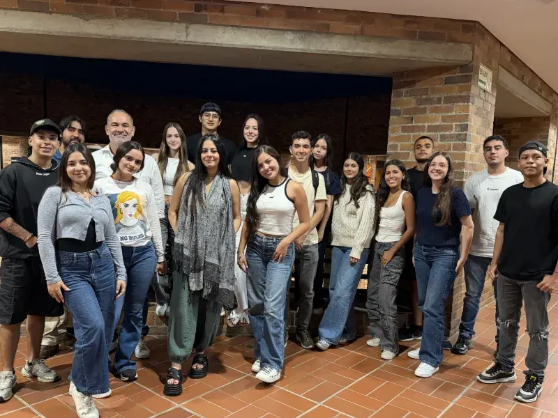 Estudiantes de Mercadeo diseñaron estrategias de marca para la película colombiana Llueve sobre Babel 