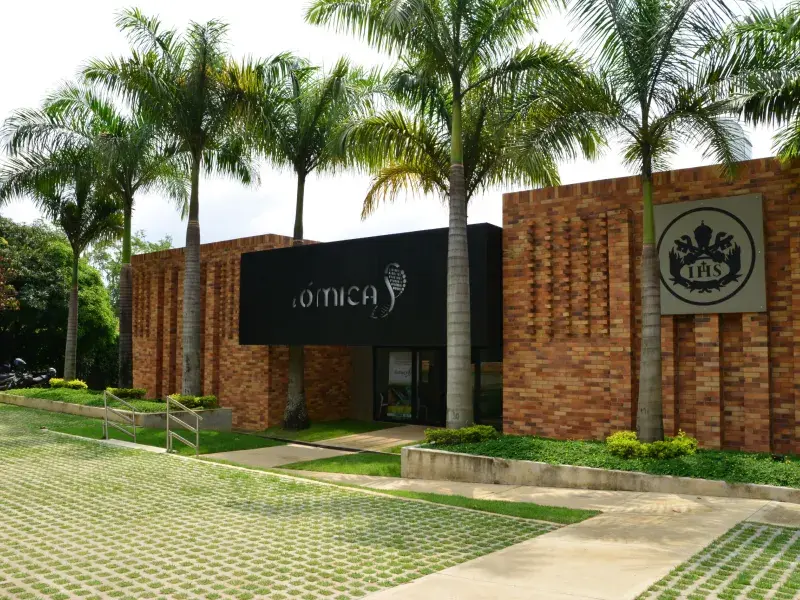 Fachada del Instituto de Investigación en Ciencias Ómicas, iÓmicas
